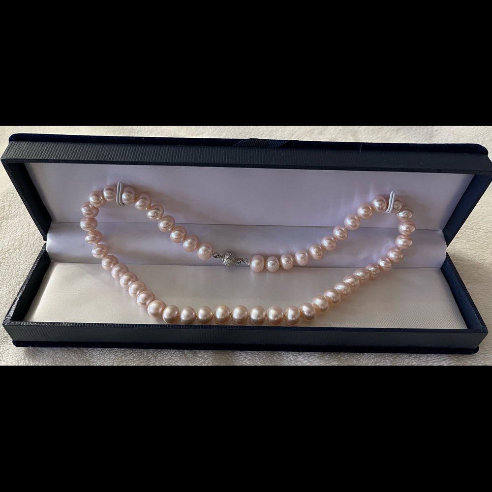 Freshwater light pink pearl necklace（8mm). Length: 42cm.